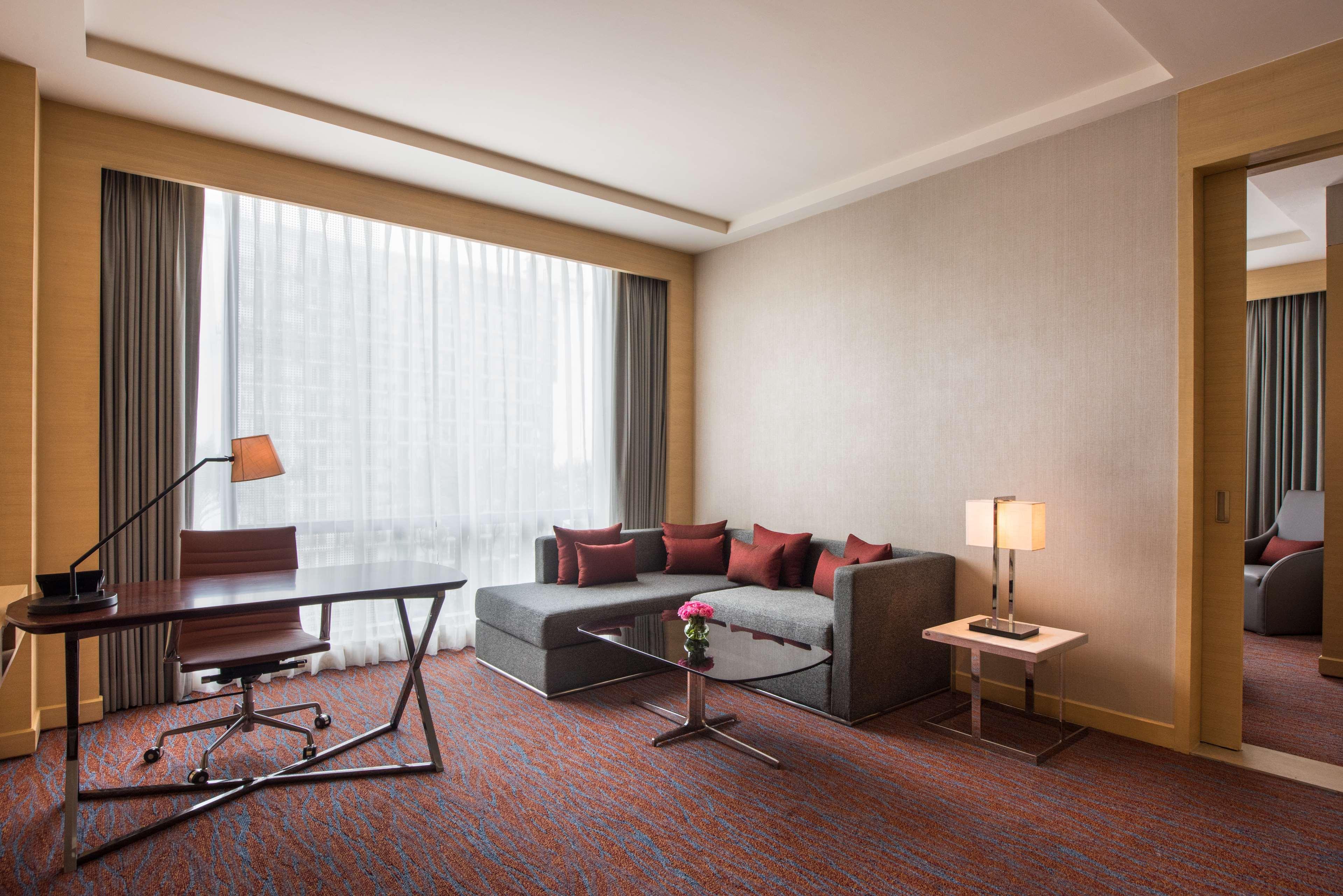莱克瑙凯悦酒店 勒克瑙 外观 照片 A living room in a suite at the hotel