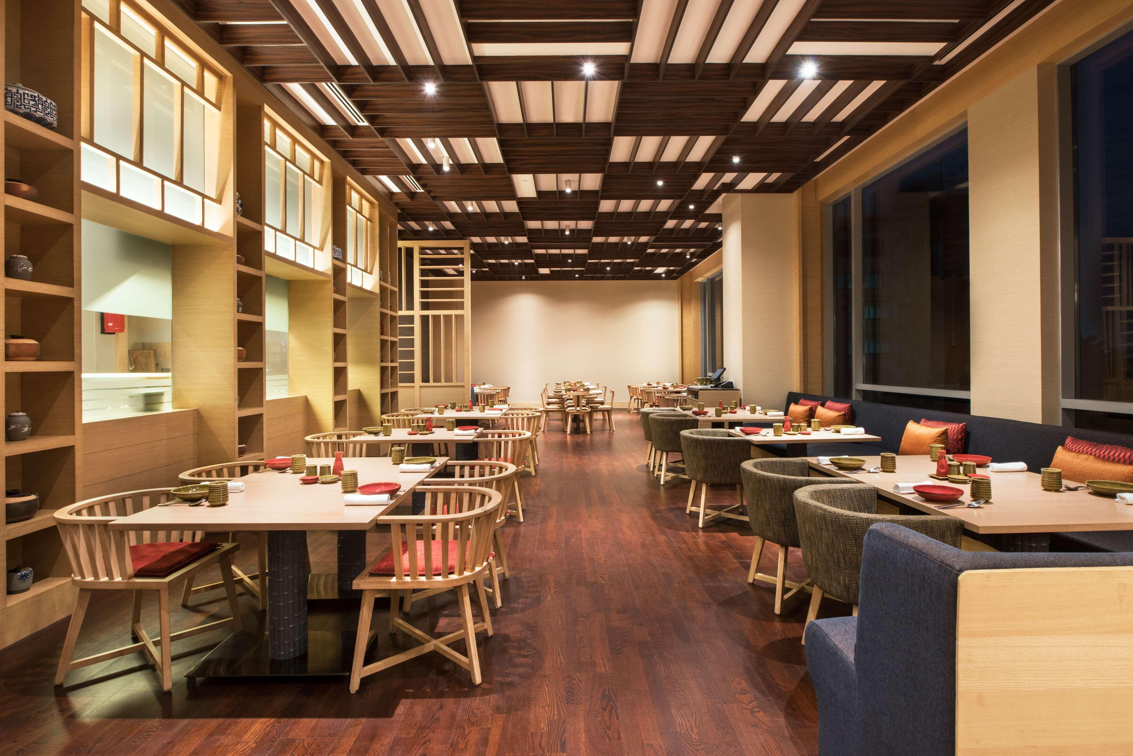 莱克瑙凯悦酒店 勒克瑙 外观 照片 The interior of a restaurant