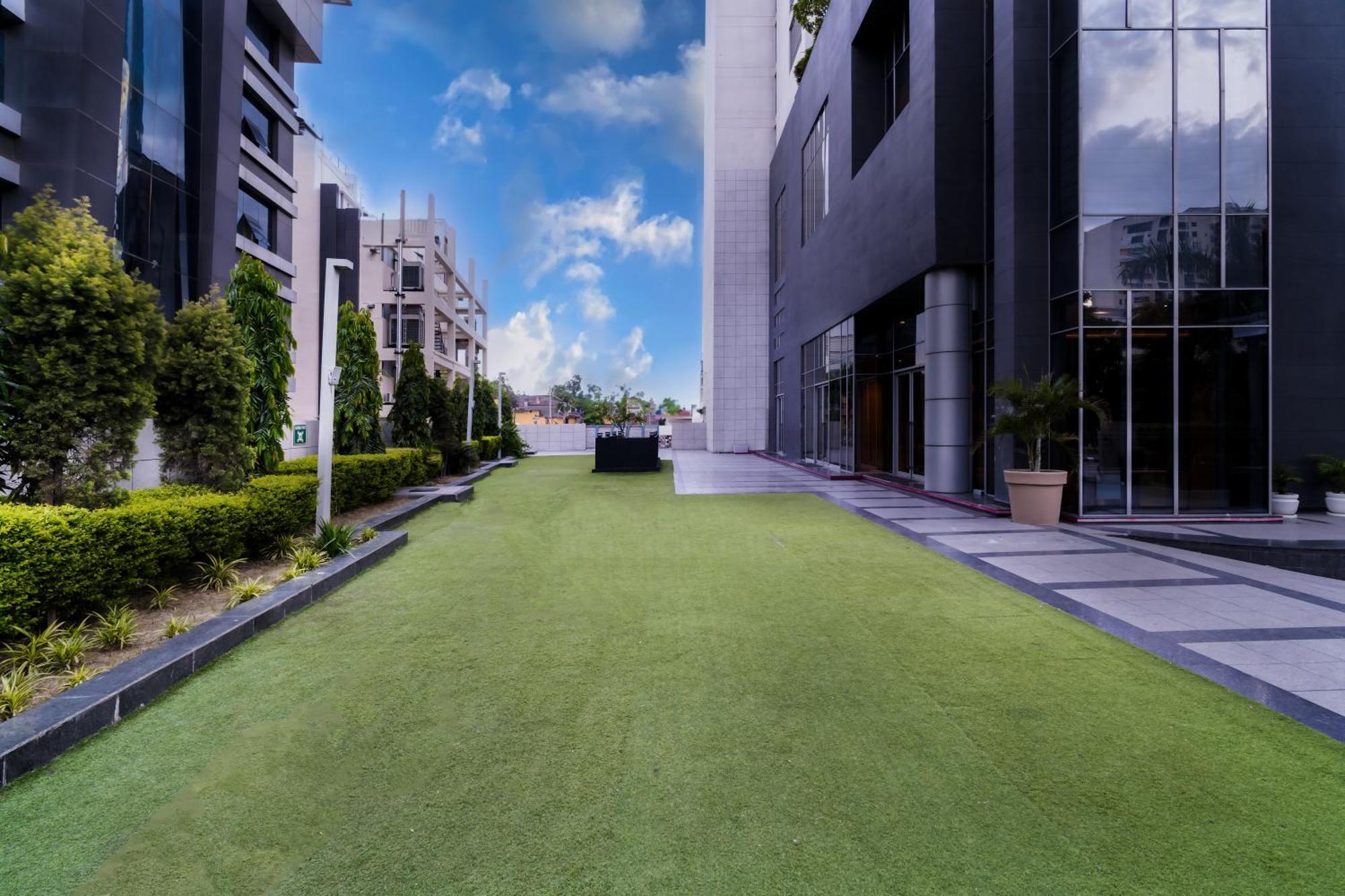 莱克瑙凯悦酒店 勒克瑙 外观 照片 The artificial grass at the rooftop of the building